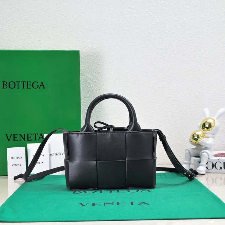 Batch 1420 BV Candy Arco super mini tote bag. The size of a mobile phone 😋 can only hold cuteness 🥰 I have always been fond of tote bags because it has no complicated design, is simple and neat, and can be easily matched with daily clothes. Key points, key points! It is equipped with a detachable shoulder strap, so you can match your different looks. It is full of texture. Size: 20*7*13 Style number: 9895#